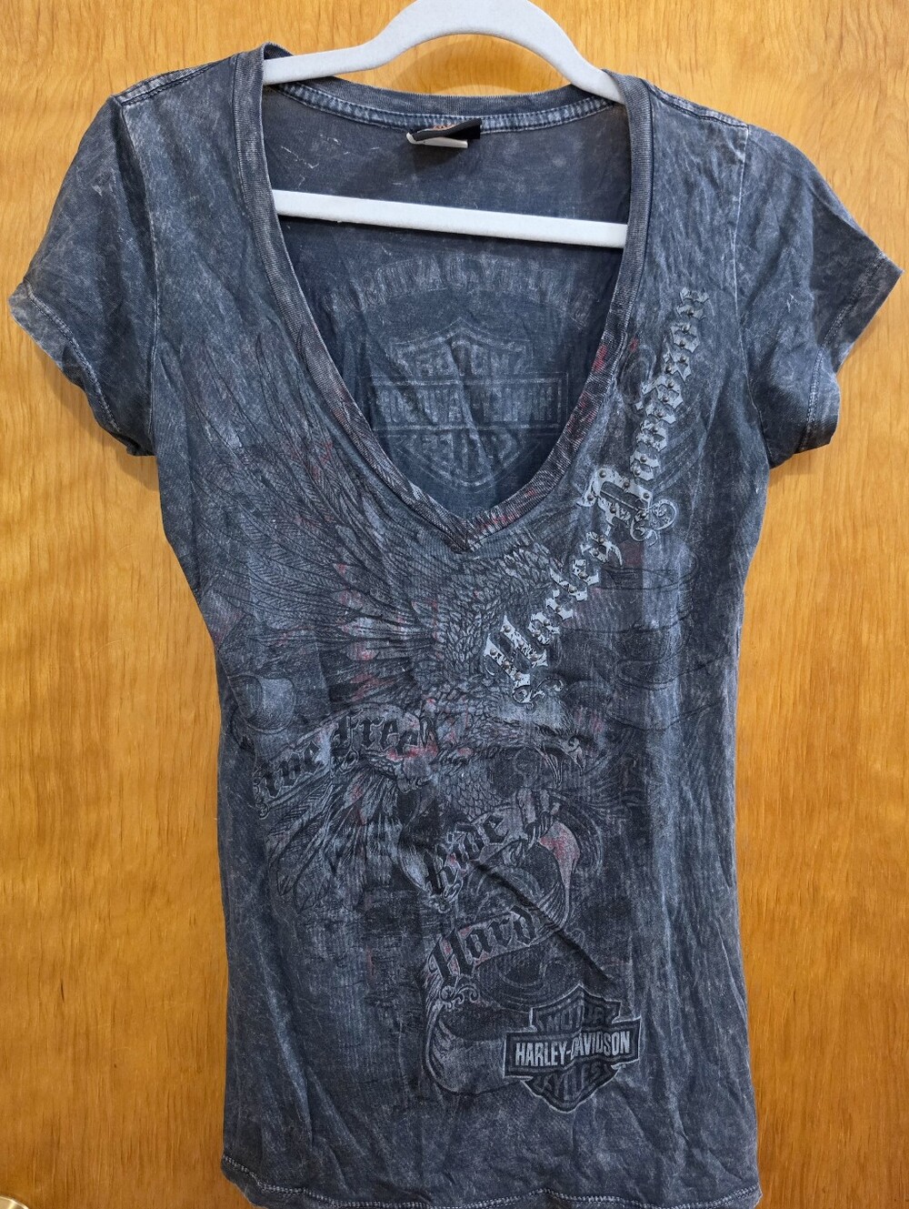 Harley Davidson - Women's Y2K Wings Rivet Eagle V-Neck Shirt Acid Wash